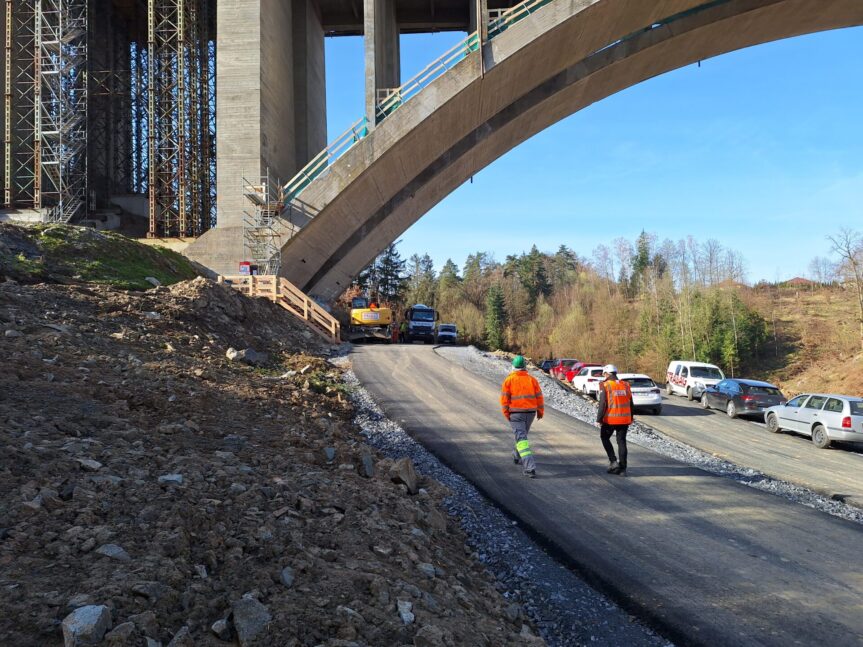 Rekonstrukce Šmejkalky pokračuje. Nejstarší dálniční most dostává monitorovací čidla